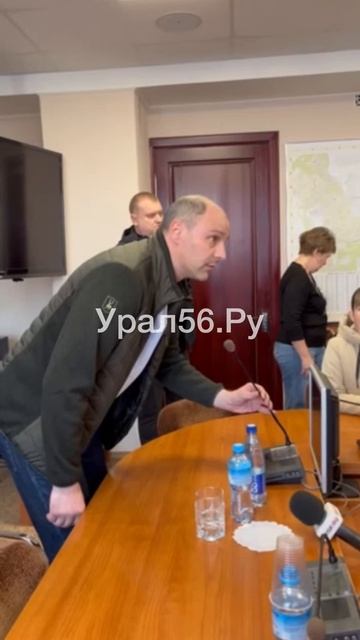 Денис Паслер вышел к инициативной группе и потребовал убрать телефоны. 8 апреля 2024 г.