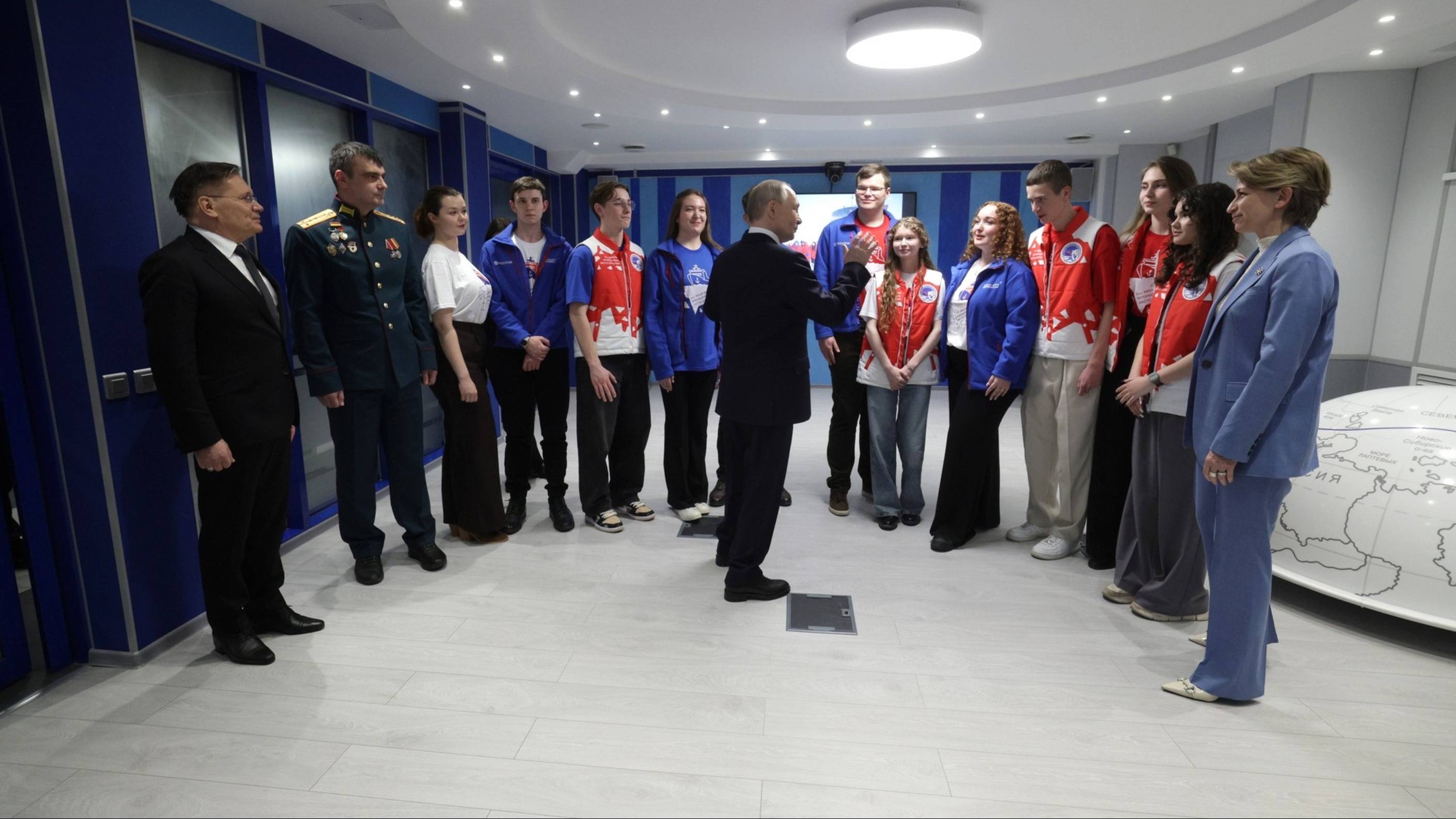Президент России В.В.Путин встретился с участниками детских экспедиций «Росатома» на Северный полюс