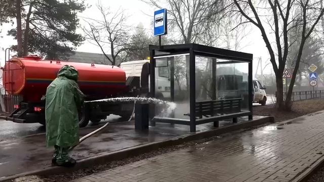 Бригады МБУ «ЖКУ» приступили к мойке остановочных павильонов в Дубне