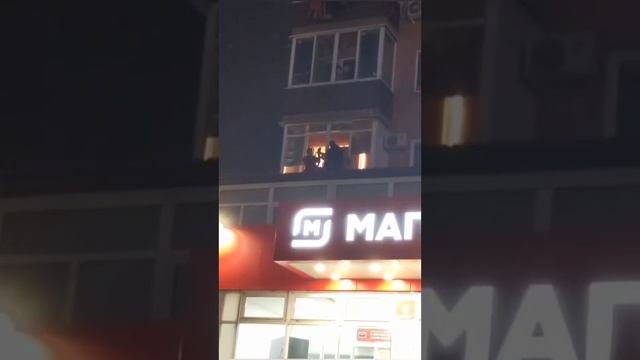 В спальном районе г. Краснодара по улице Московской,ходит по крышам мужик