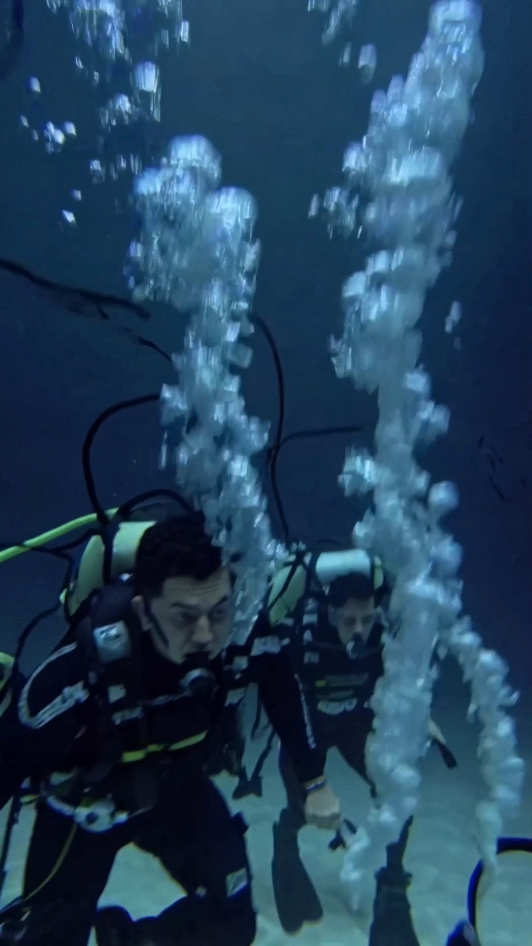 Аквалангисты еле успели унести ноги