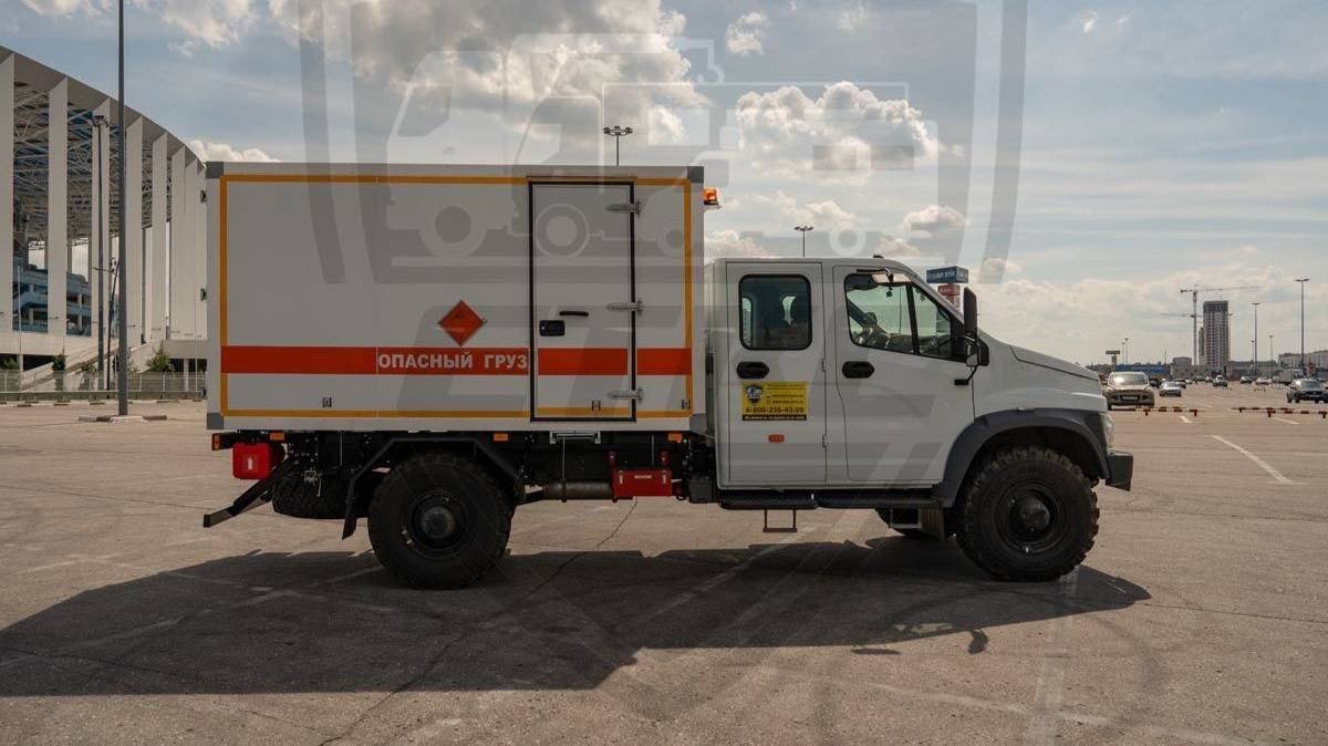 Автомобиль для  перевозки опасных грузов  с  фургоном и  сдвоенной кабиной  на  базе С42А43 4х4