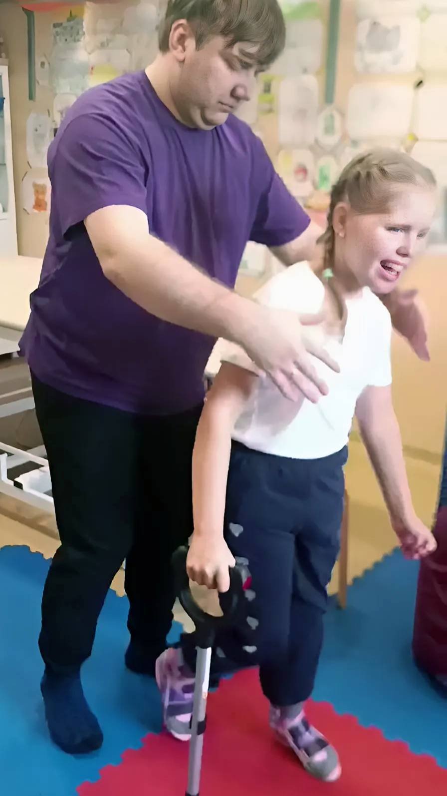 Галюся делает первые шаги без поддержки!