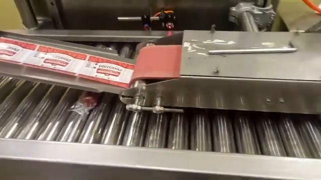 Наклейка этикеток на базе автоматического этикетировщика E-Packaging Trito 100