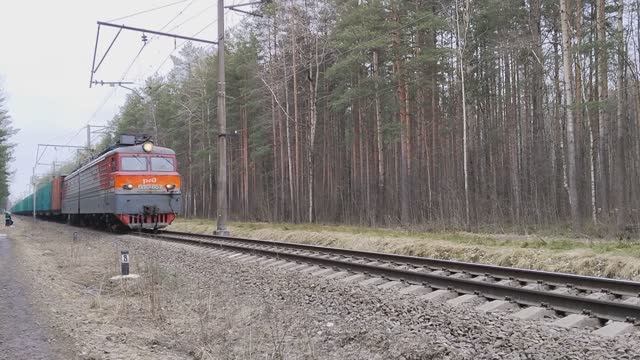 электровоз ВЛ10У-867 с платформами-лесовозами на перегоне Ржевка - Заневский пост 1