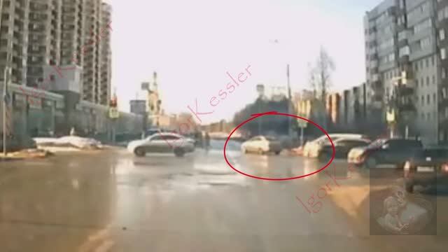 Поехал на запрещающий и чуть не сбил пешехода в Сургуте