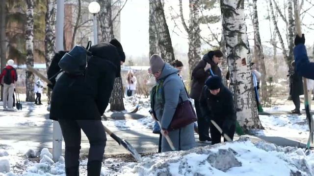 В Центральном районе субботник провели в Сквере Юности