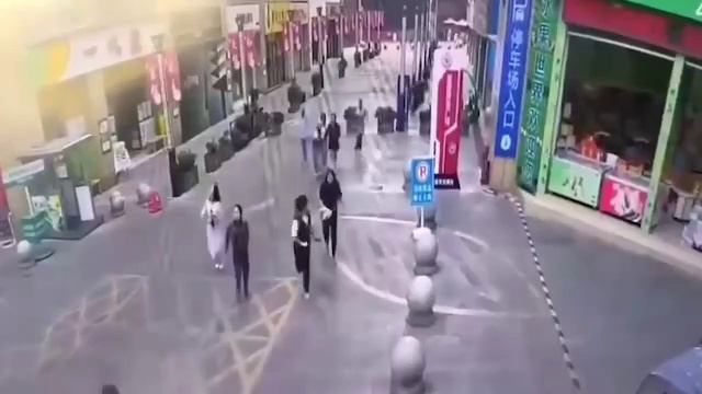 Вода с небоскрёба сносит людей