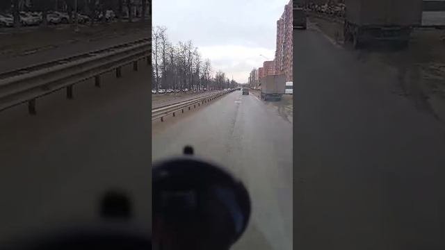 р