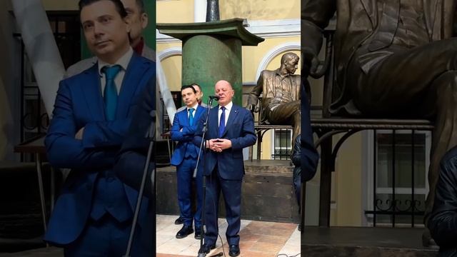 Витторио Торрембини с приветственным словом на открытии выставки Фёдора Сушкова в Академии художеств