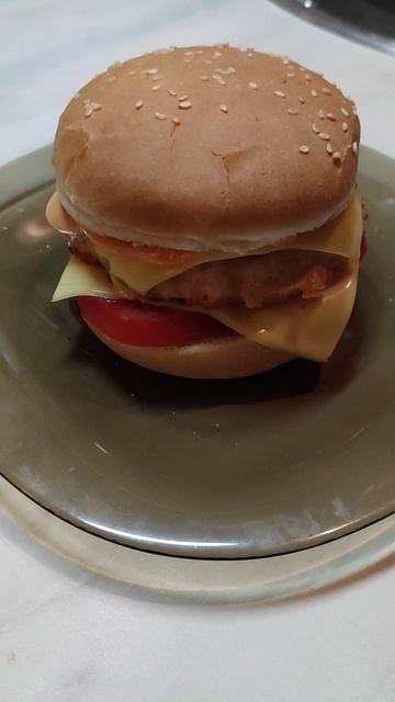 Курбургер или чикенбургер? Легко! 🍔