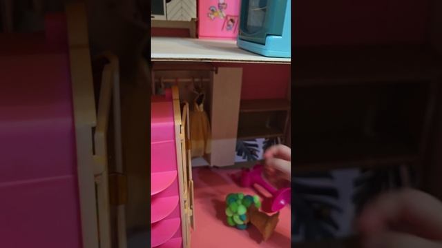 Разбираем коробочку с мелочами для кукольного домика.
