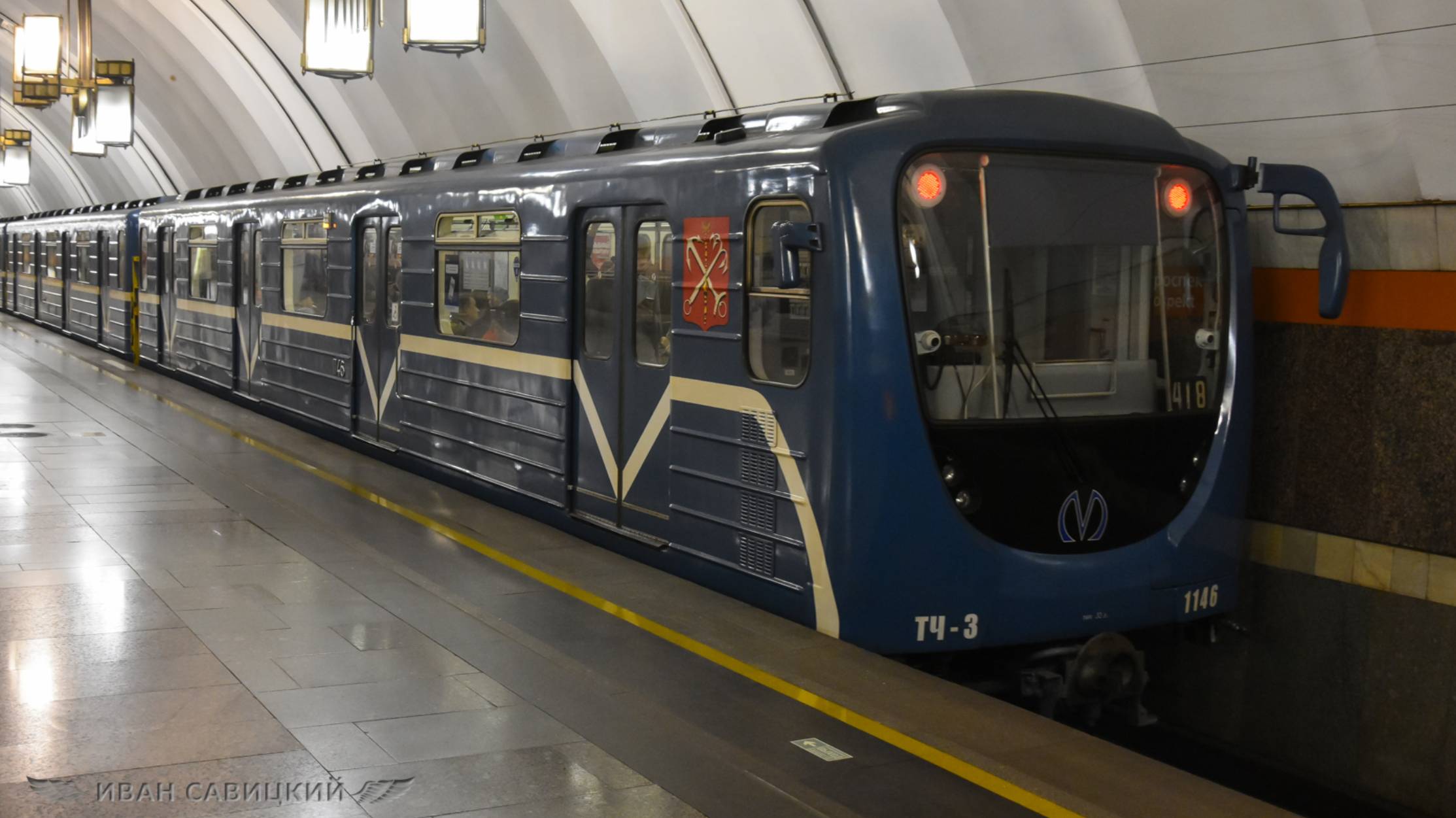 Поезда Метро на станции Дунайская
