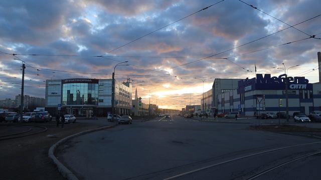 Солнце, склонившееся низко над горизонтом в мартовском вечернем небе. Четверг, 27 марта 2025 г.