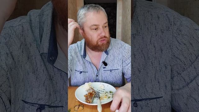 Индейка с цветной и с квашеной капустой, ну и пучок зеленушки.
#мукбанг #еданакамеру