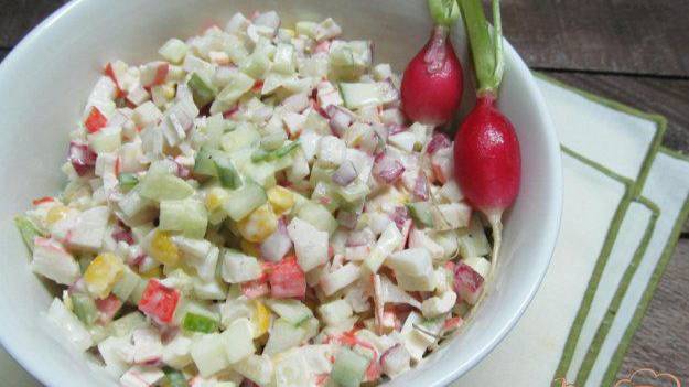 Салат из крабовых палочек с редисом и огурцом