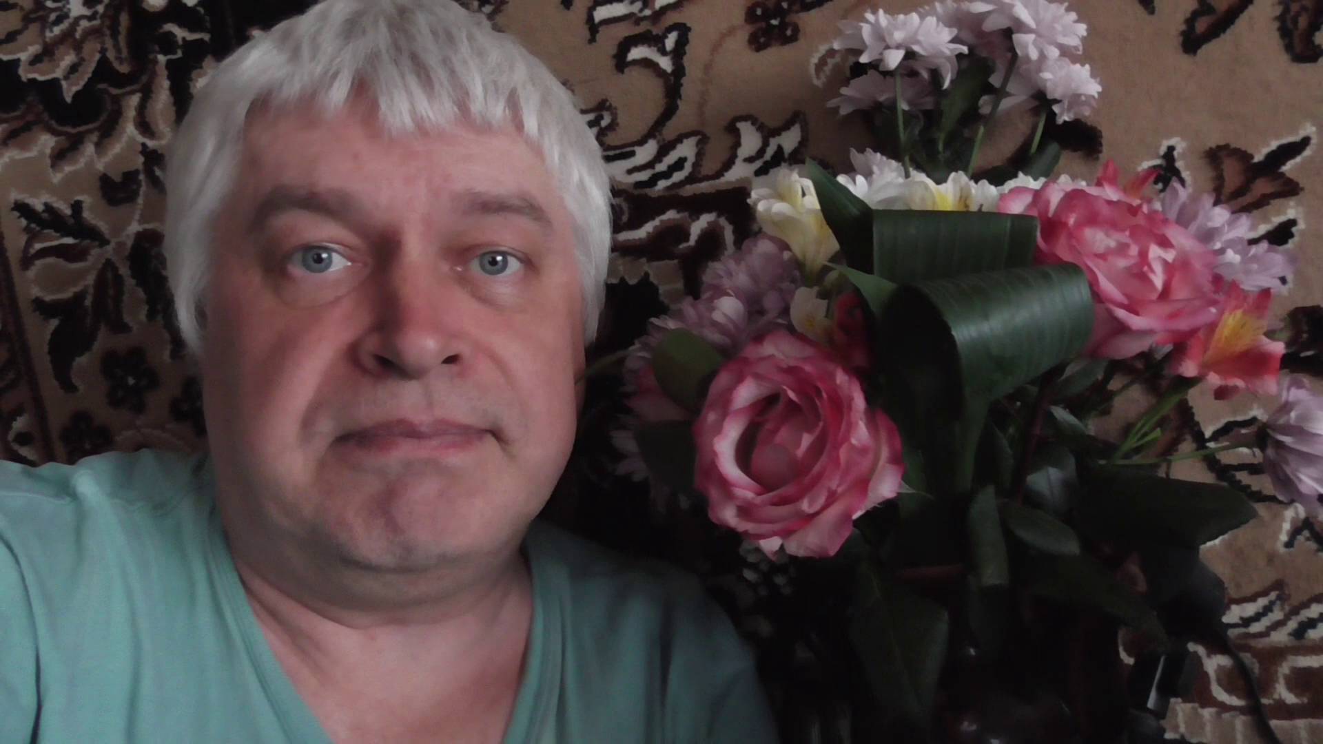 У меня букет цветов. Звучит песня: Бобры