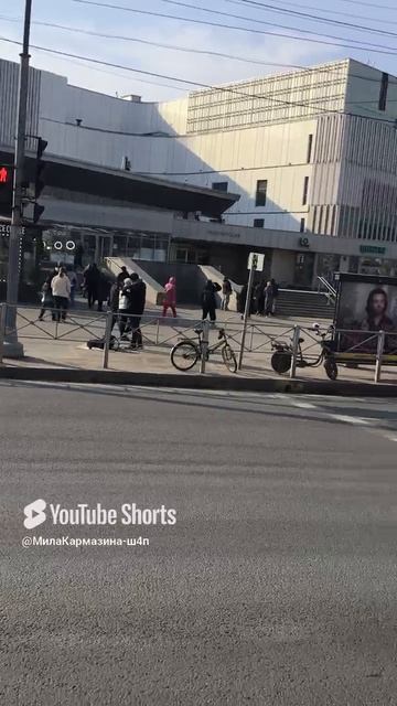 Санкт-Петербург. 26.03.2026. Павильон метро «Пионерская», вид с остановки трамваев