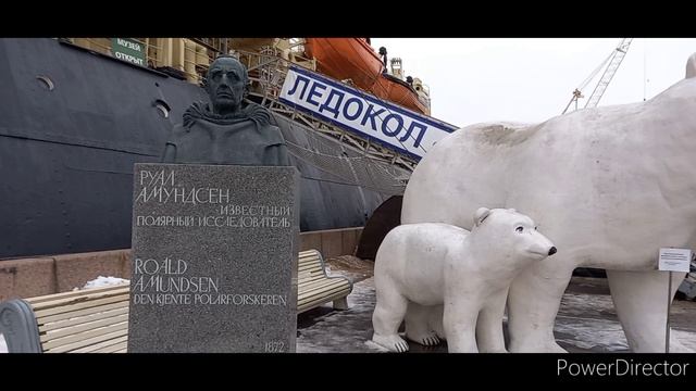Легендарный ледокол" КРАСИН " на набережной ЛЕЙТЕНАНТА ШМИДТА.