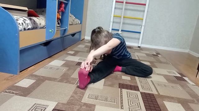 Алиса учится садится на шпагат 6