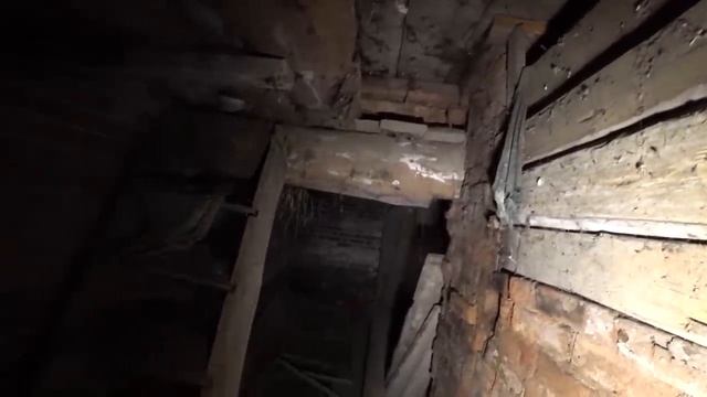 ТАКОГО ВЫ ЕЩЕ НЕ ВИДЕЛИ! КУПЕЧЕСКИЕ ДОМА! Находки СТАРИНЫ. Заброшенная деревня в лесу глубинки Вятки