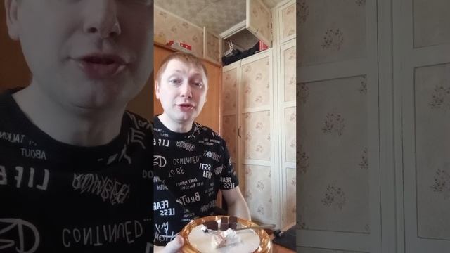 Мукбанк. Кушаю вкусный торт и смотрю кино .