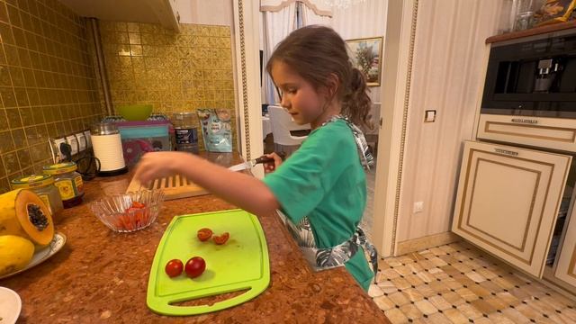 Летисия готовит салат