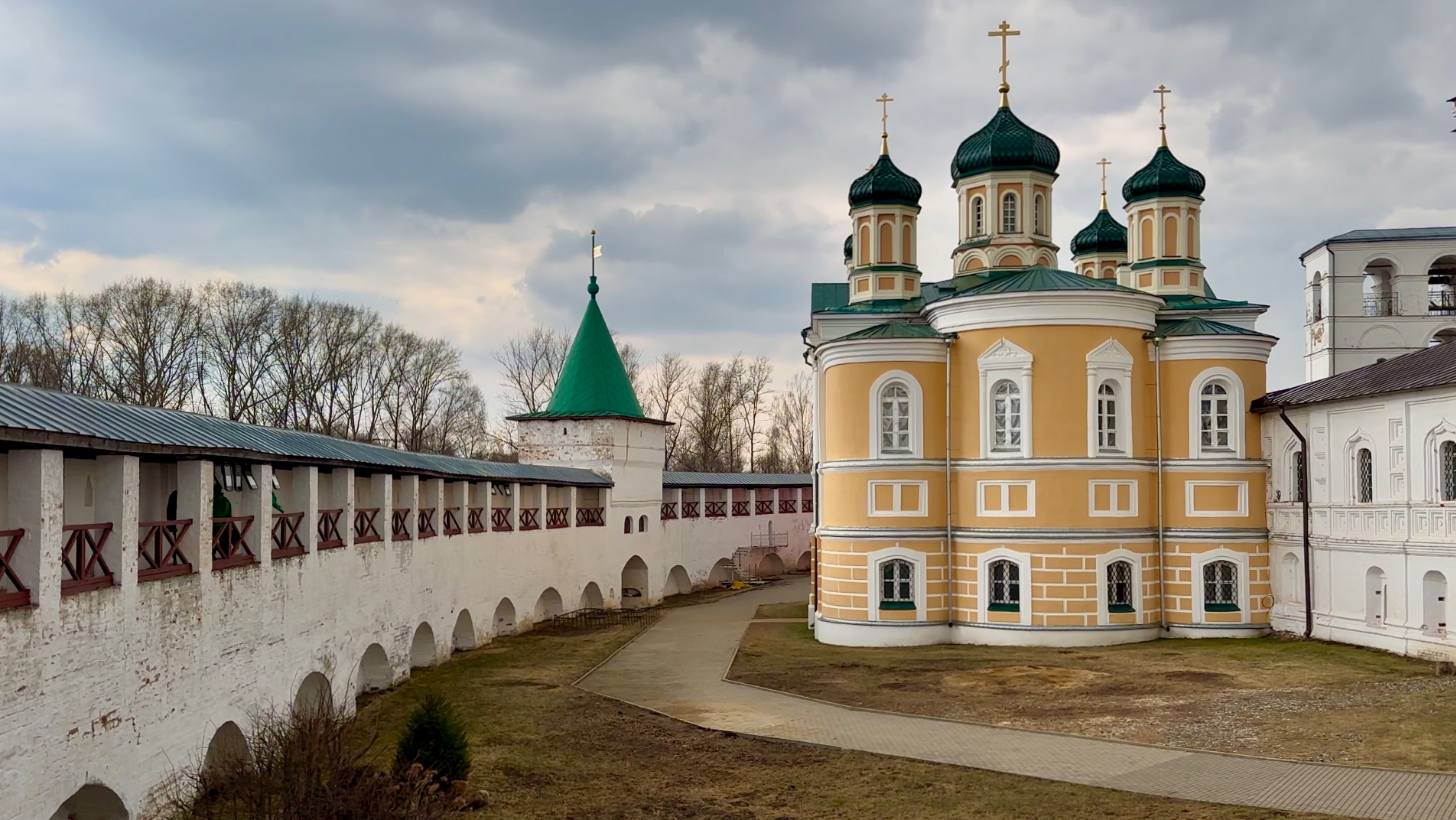 На крепостной  стене Ипатьевского Свято-Троицкого мужского монастыря Кострома  30.03.25