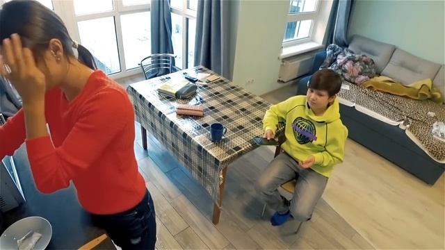Школьник унижает няню