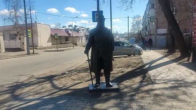 Город Углич центр города - Бронзовый мужчина