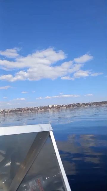 течет река Волга