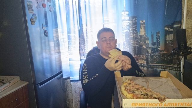 МУКБАНГ. ОБЖОР. ПИЦЦА НА КОРЖАХ ИЗ ВЕТЧИНЫ ЧЕТЫРЕ СЫРА. ДОНАТЫ КОПЧЕНЫЕ. АСМР.