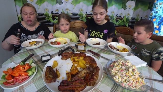 мукбанг. запечённые рёбрышки барбекю, крабовый салат и картофель по деревенски