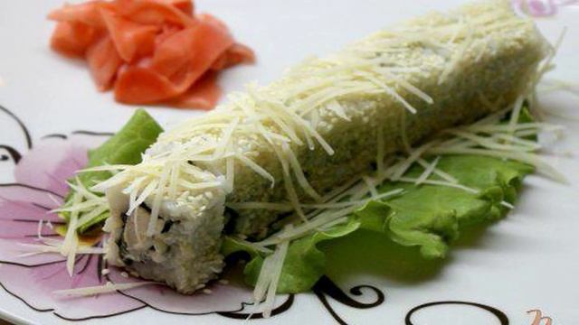 Ролл в кунжуте с пармезаном и отварной курицей