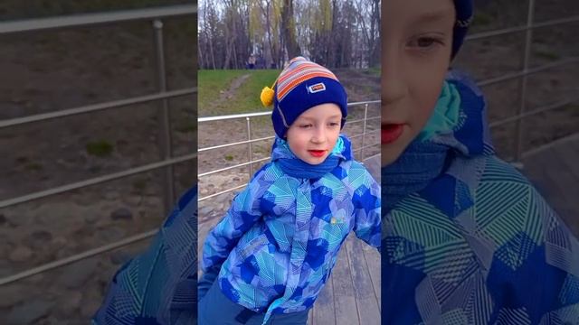 Учимся ловить рыбу в пруду.