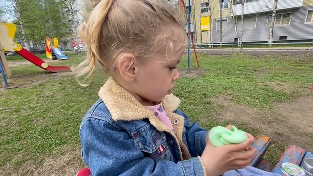 Вера и Саша на весенней прогулке