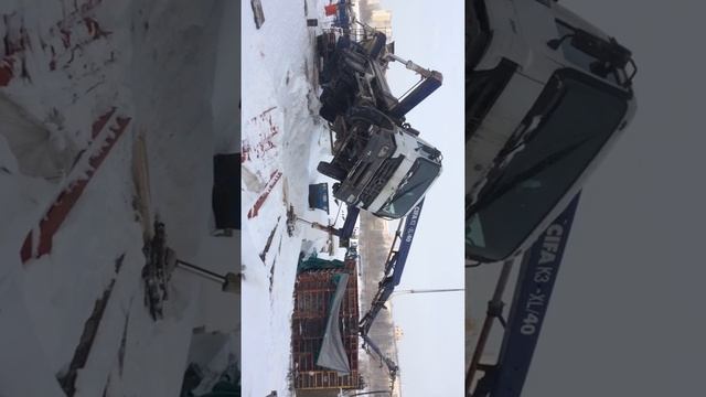 Автобетононасос падает