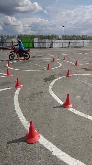 Мотоцикл, упражнение габаритная восьмерка