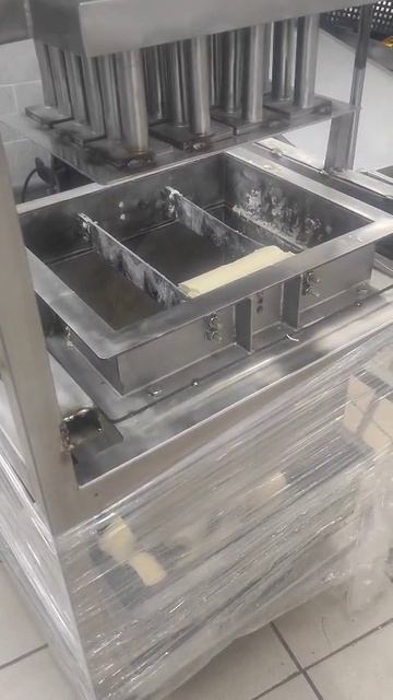 Работа сырного слайсера