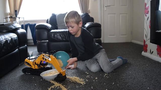 Top Race Professional RC Excavator digger picking up rice rice krispies