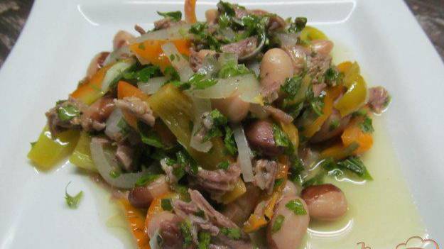 Салат из мяса с перцем и фасолью