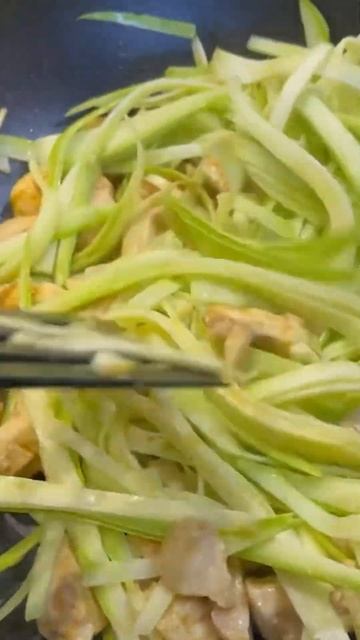 #shorts. Вкусняшка с курицы и кабачка. Ужин на скорую руку. Пальчики оближешь.  🔥😋