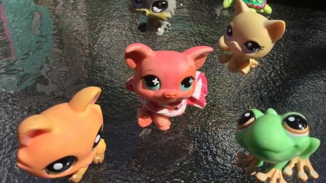 LPS: the sly fox and Lola the sidekick 🐷. Save the town from dragons pt. 2.