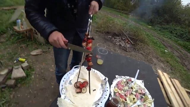 Беседка строится Мясо жарится