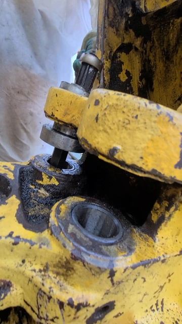 Процесс ремонта экскаватора погрузчика New Holland