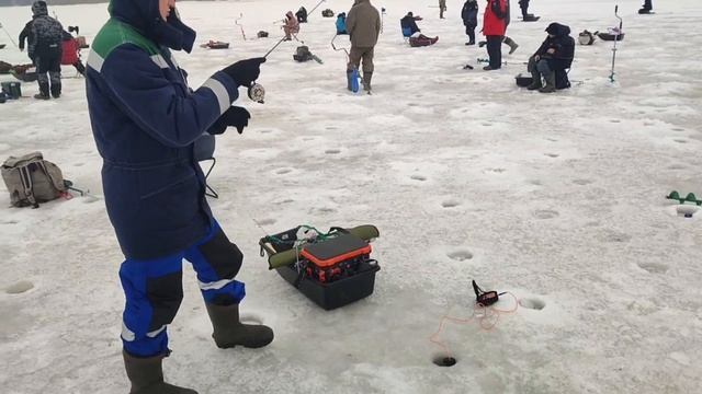 Трое в лодке!!! Момент когда на подбросе багриться лещ!!!