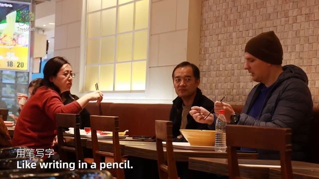 Foreigner Doesn't Know How to Use Chopsticks | Social Experiment 看到外国人吃面时不会用筷子，有人立刻开启现场教学模式（社会实验）