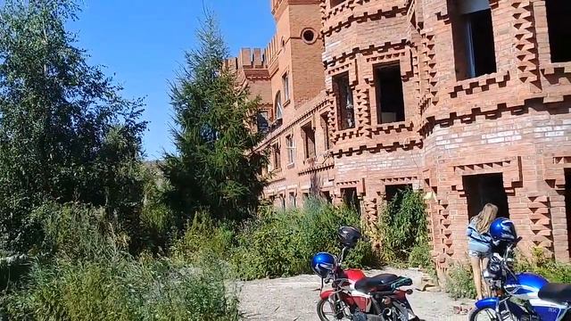 Снаружи замок..заброшка
