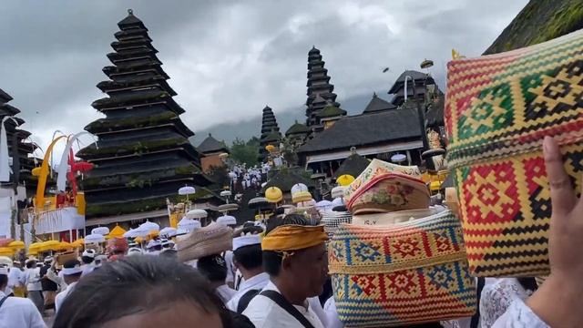 Situasi pemendek di Pura Agung Besakih#bali #culture #ceremony #hindu #baliisland #balinese