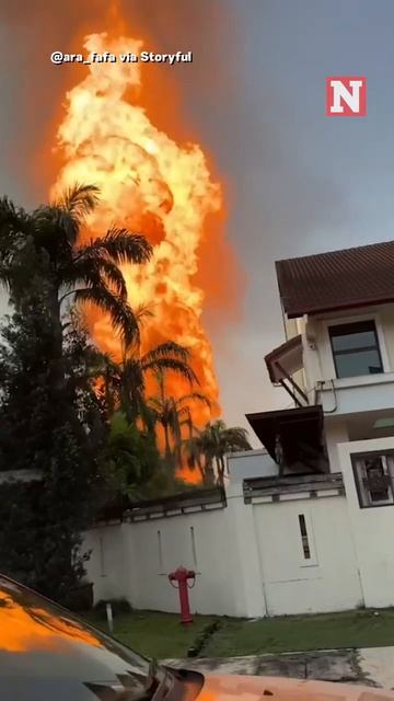В Малайзии взорвался газопровод. Мощный огненный шар можно было увидеть за несколько километров